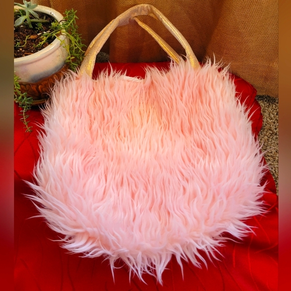 Perfectto Design Other - Pink fuzzy purse